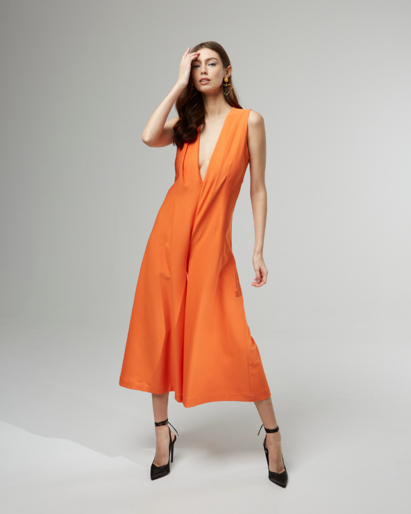 εντυπωσιακή πορτοκαλί φόρμα για να εντυπωσιάζεις εάν είσαι μικροκαμωμένη 